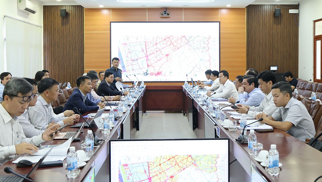 Buoi lam viec giua UBND tinh Ca Mau voi EVNNPT dien ra ngay 11.11.2025, tai Ha Noi