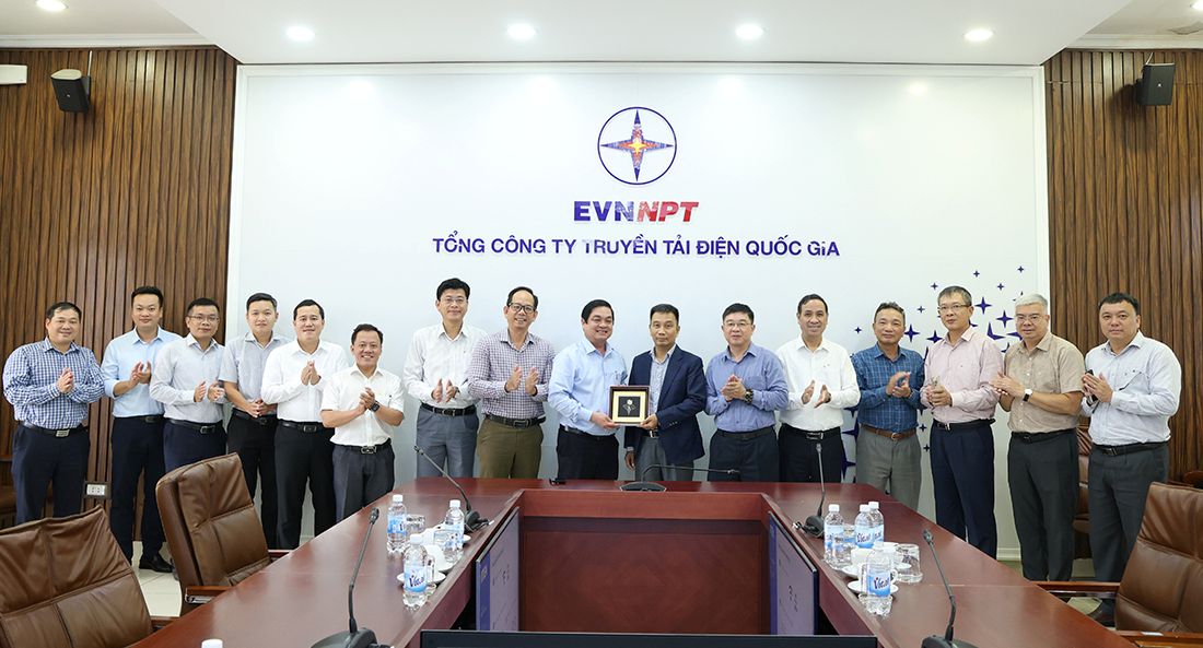 Lanh dao EVNNPT tang qua va chup anh luu niem cung doan cong tac cua UBND tinh Ca Mau