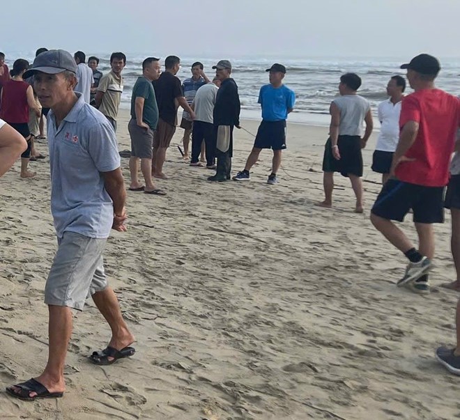 Trưởng thôn và người dân ở Quảng Ngãi lao ra biển cứu vợ chồng bị sóng đánh chìm ghe