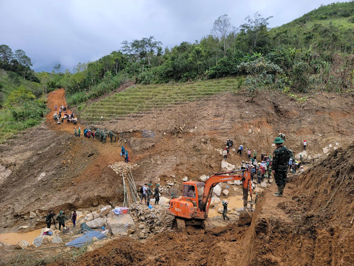 Due to floods, Ngoc Linh commune suffered a large landslide, damaging the roads to 5 villages. Photo: A Thia