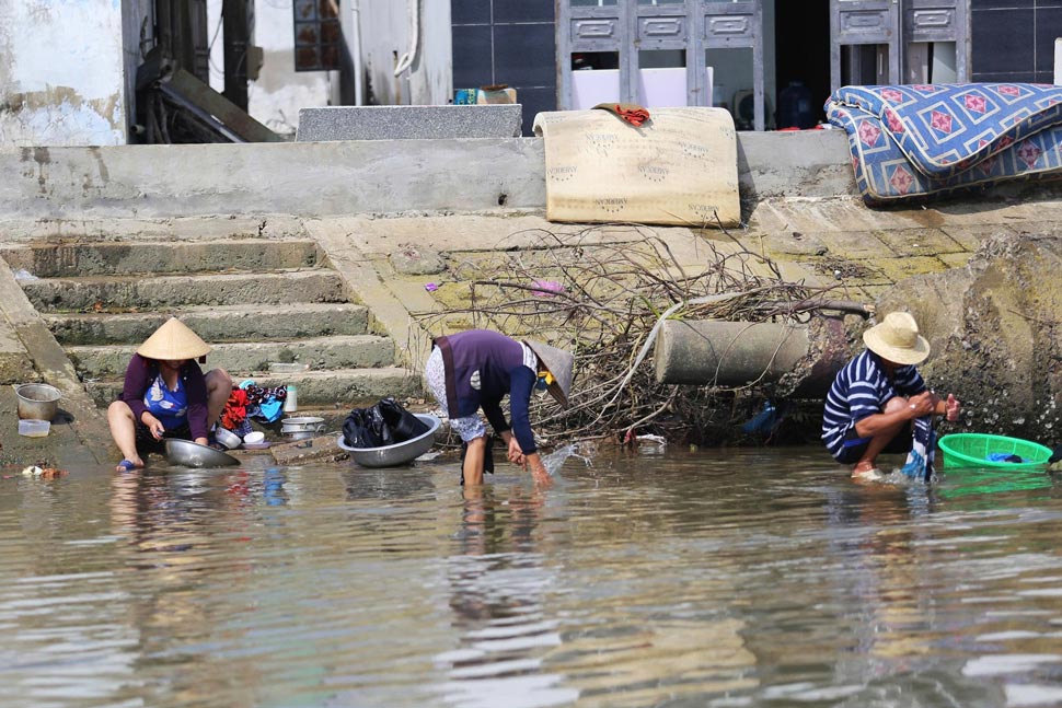 Nguoi dan o xa Tuy Phuoc Dong dung nuoc song de giat giu quan ao. Anh: Hoai Phuong