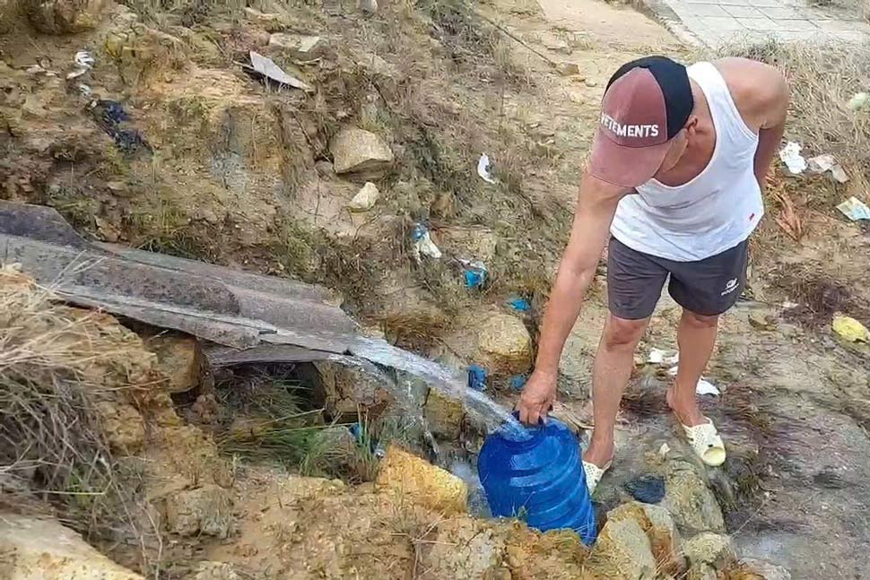 Nguoi dan phuong Quy Nhon Dong hung nuoc khe suoi ve sinh hoat. Anh: Hoai Phuong