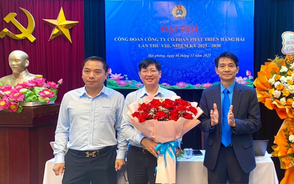 Mr. Pham Van Hai - Vice President of the Vietnam Maritime Trade Union (right) presented flowers to congratulate the 8th Congress of the Maritime Development Joint Stock Company Trade Union, term 2025-2030. Photo: Viet Thuong