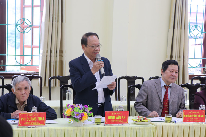 Former leaders of Lao Cai Provincial Federation of Labor commented on the political dispatch. Photo: Manh Hung