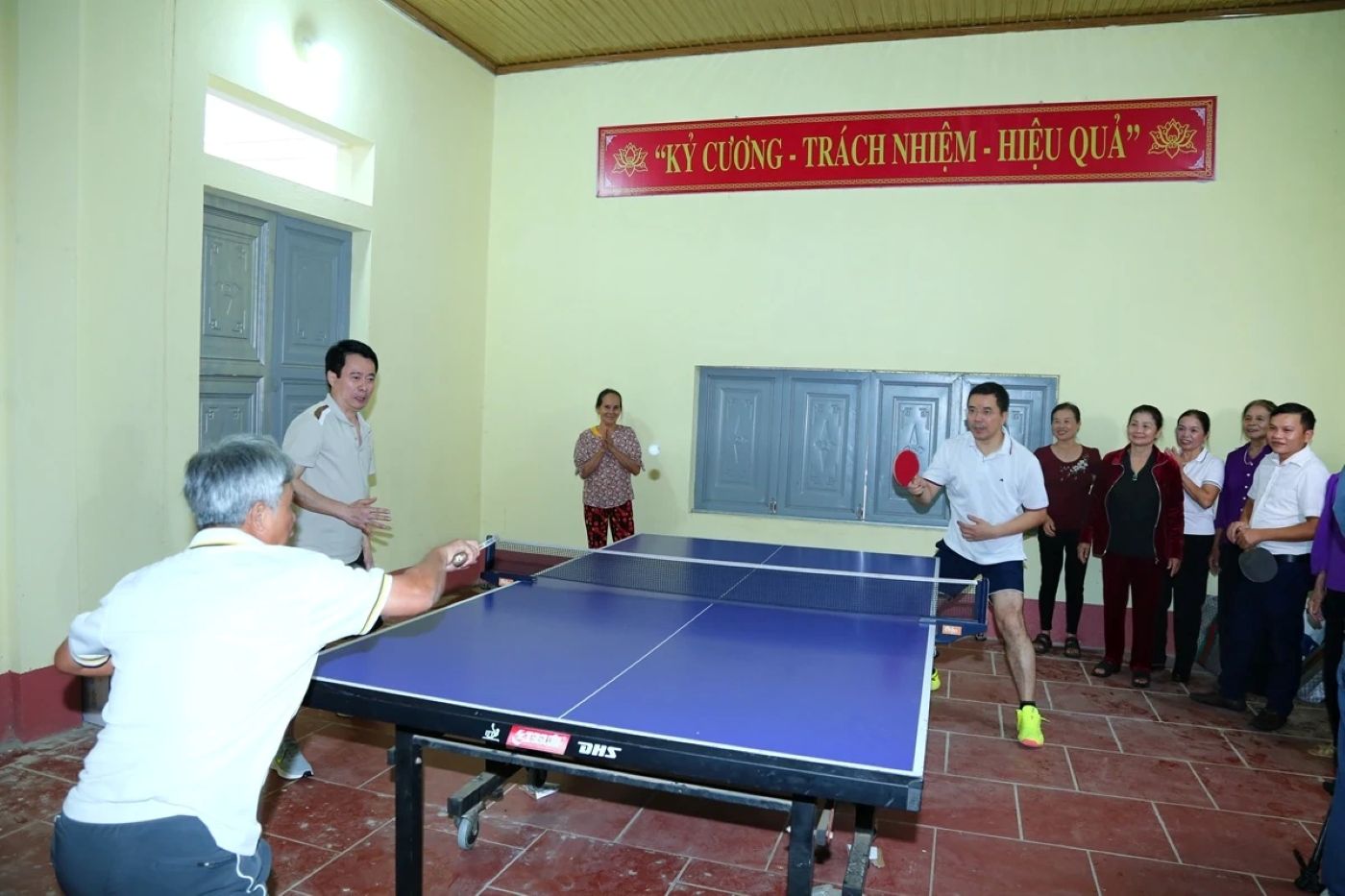 Pho Bi thu Thuong truc Tinh uy Thanh Hoa (phai anh) choi the thao voi nhan dan. Anh; Xuan Hung