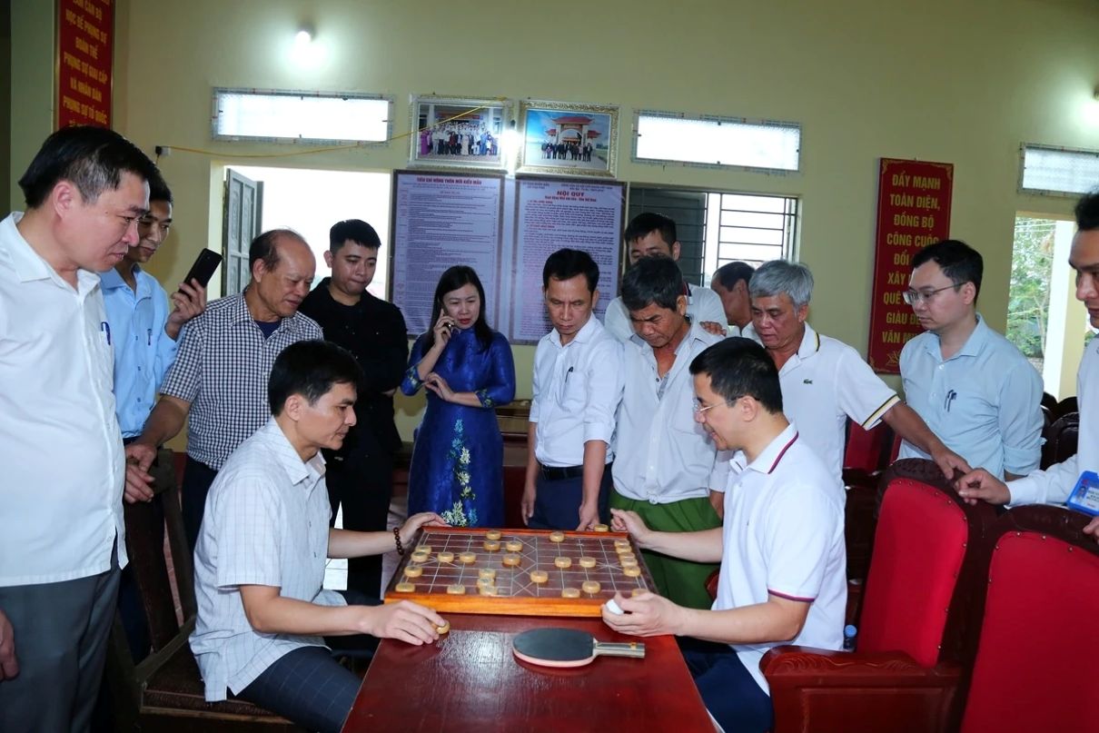 Standing Deputy Secretary of the Thanh Hoa Provincial Party Committee Nguyen Hong Phong played flags with the people. Photo: Xuan Hung