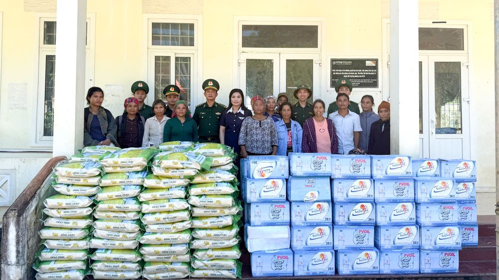 Nhieu suat qua, luong thuc duoc ho tro cho nguoi dan vung bien gioi Quang Tri. Anh: Xuan Dien