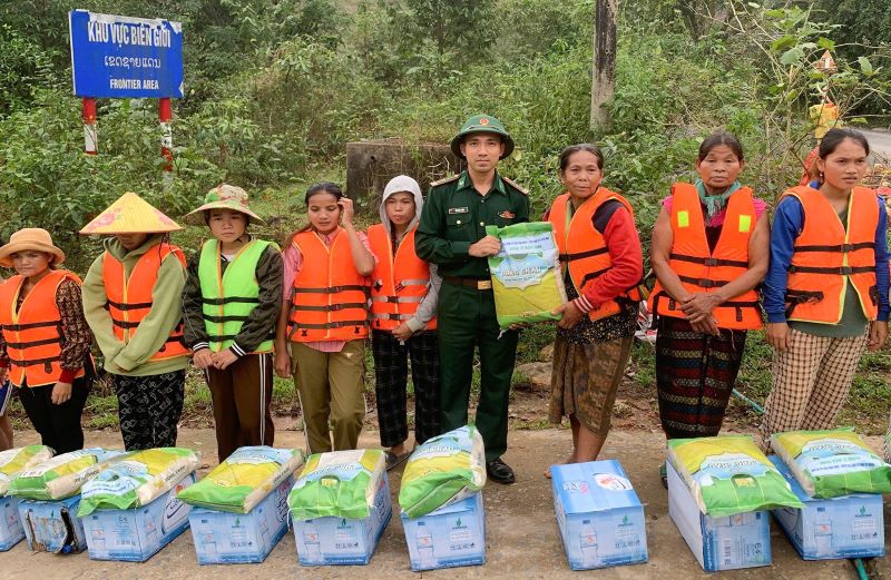 Les gardes-frontieres de Quang Tri remettent directement des cadeaux aux habitants de la zone frontaliere touchee par la tempete. Photo : Xuan Dien