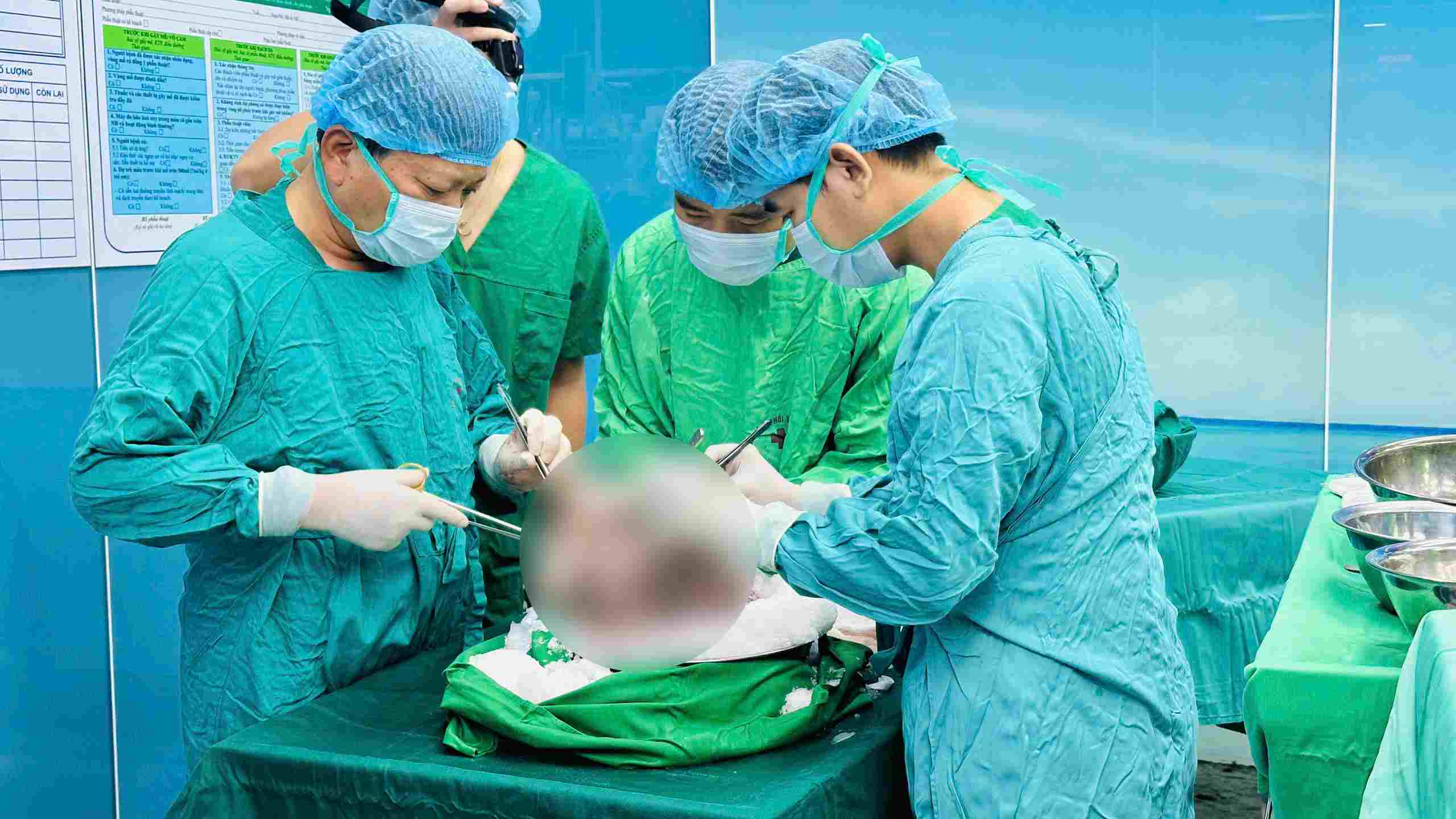 Day la lan dau tien tai Viet Nam, cac bac si thuc hien 2 ca ghep phoi trong cung 1 ngay. Anh: BVCC