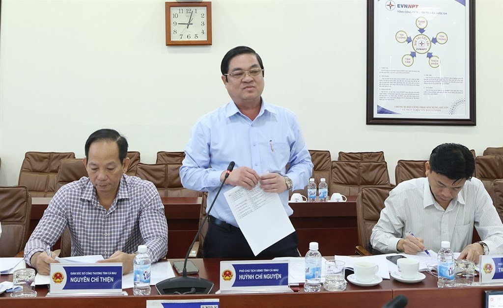 까마우성 인민위원회 부위원장 Huynh Chi Nguyen 씨가 국가 송전 공사와의 업무 회의에서 발언하고 있습니다. 사진: 까마우 전자 정보 포털