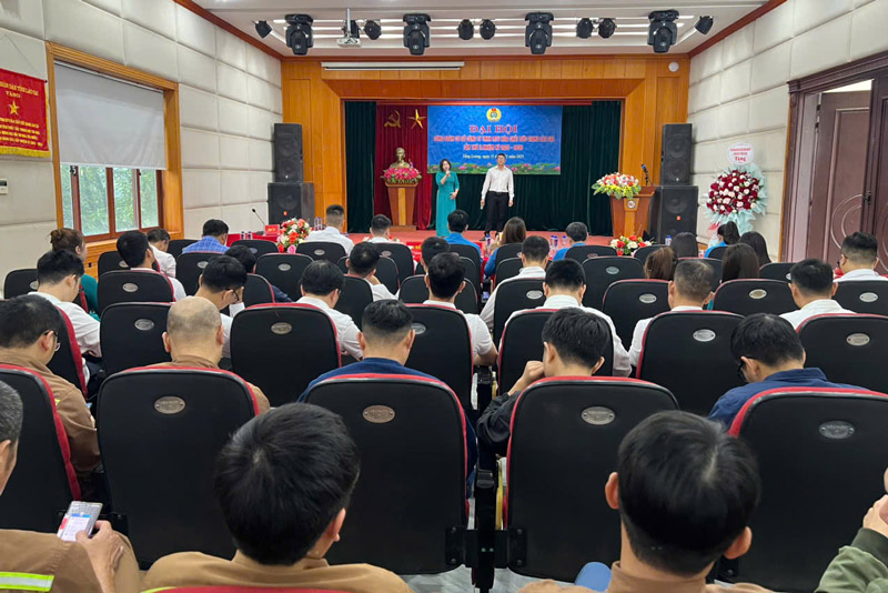 Hoat dong van nghe chao mung dai hoi. Anh: Dinh Dai