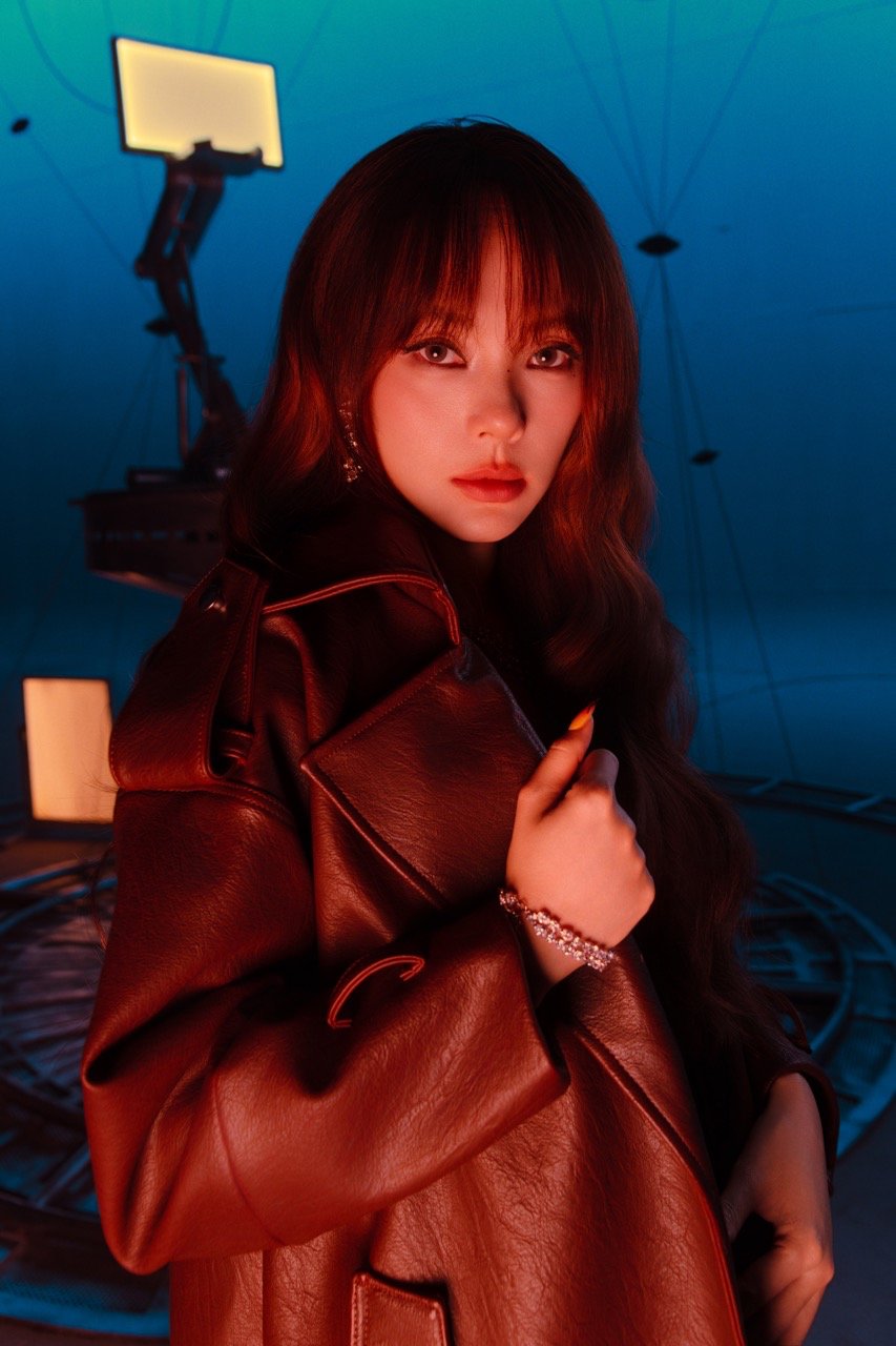 Minh Hang. Anh: Nghe si cung cap.