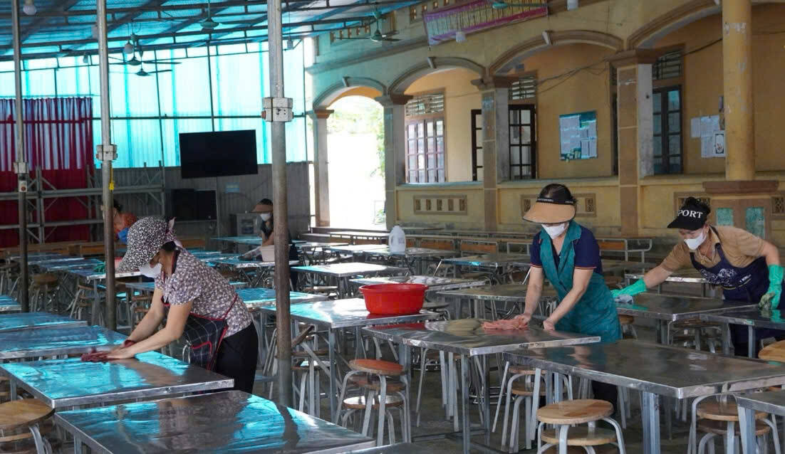 コンクオン中等民族寄宿学校は、160 人以上の生徒がインフルエンザ A に感染したことを受け、清掃と消毒を組織しました。写真: Ngoc Anh