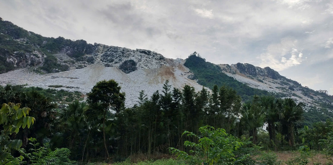 La carriere de pierre de fleurs dans le village de Nghe a Luc Yen province de Lao Cai exploitee par la societe Hung Dai Son Construction Production et Trading Co. Ltd. Photo : Bao Nguyen