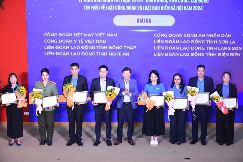 Vietnam Textile and Garment Trade Union received the Third Prize for the online contest "Workers, civil servants, and laborers learn about the Trade Union Law and the Social Insurance Law in 2024" organized by the Vietnam General Confederation of Labor. Photo: CDN