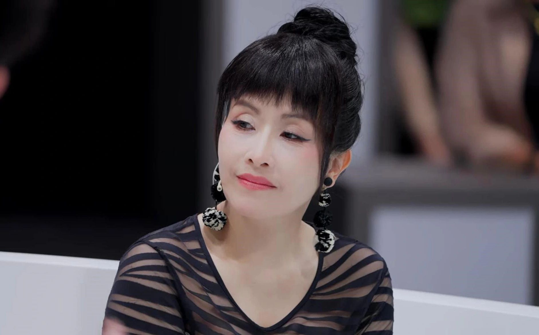 コメディアンのキュー・オアン。写真: マネー トラップの撮影スタッフ.