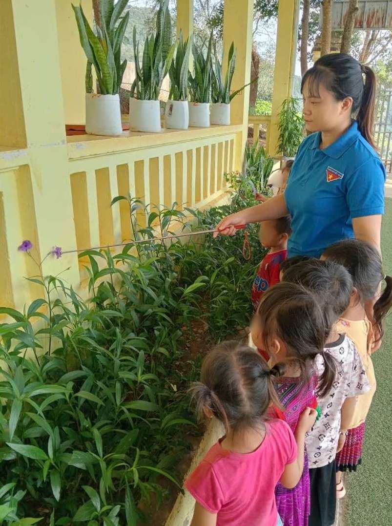 Co Vu Thi Hai Binh - giao vien Truong mam non Trung Chai, xa Pa Tan, tinh Lai Chau - trong gio day. Anh: NVCC