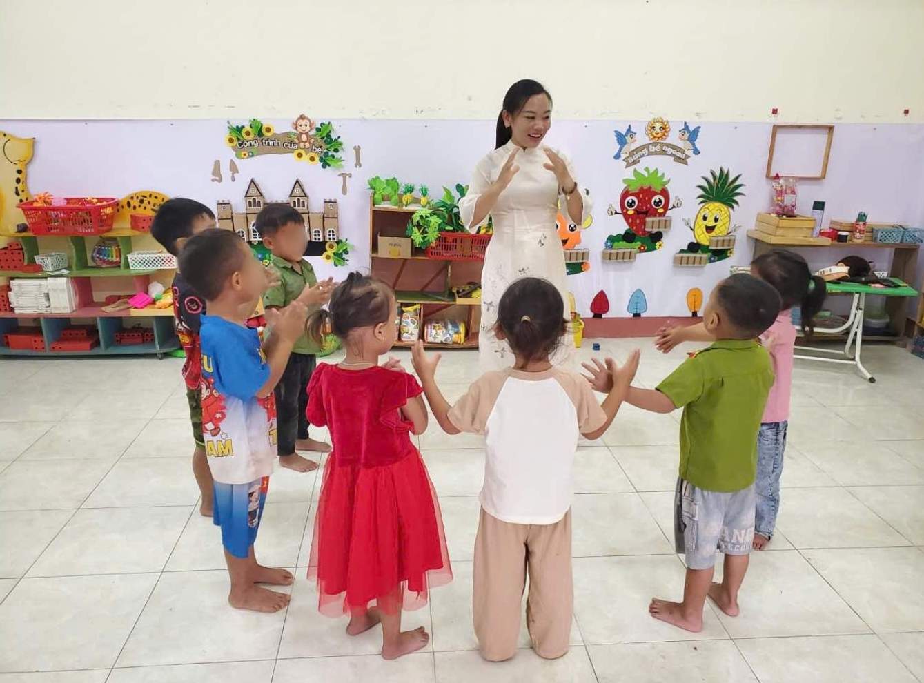 Mot tiet hoc cua co Sung Thi Tang va hoc sinh. Anh: NVCC