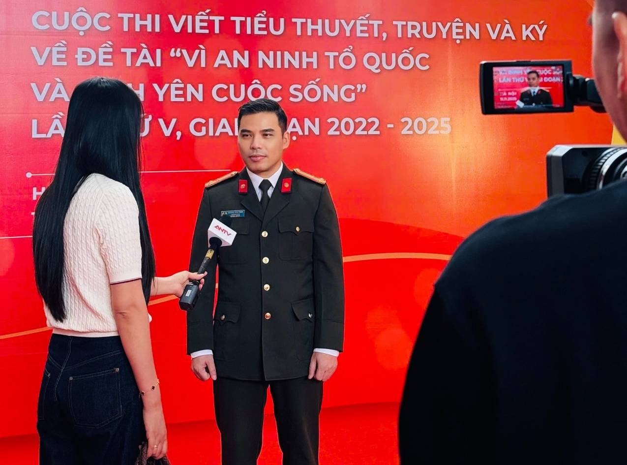El premio A categoria de novela fue otorgado al escritor Duong Binh Nguyen por la obra de composicion 'Gio van thoi giua rung nhiet doi'. Foto: Comite Organizador.