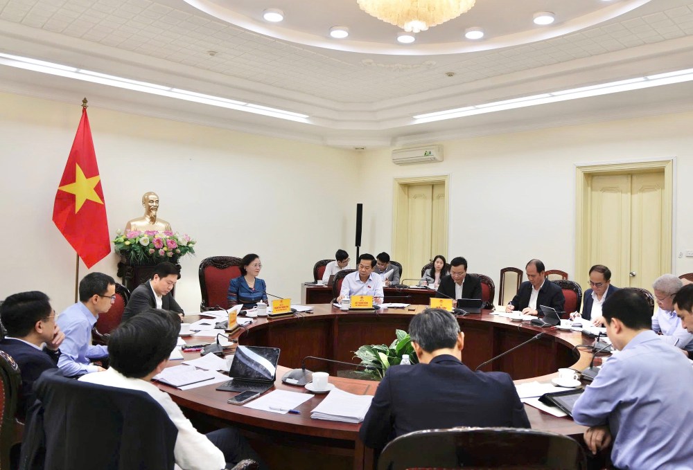 Cuoi nam nay se ban hanh nghi dinh dieu chinh muc luong co so. Anh: VGP