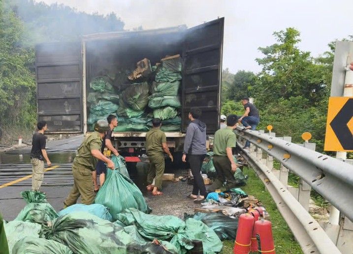 Luc luong chuc nang nhanh chong ho tro tai xe cuu tai san tren xe. Anh: Phuong Linh