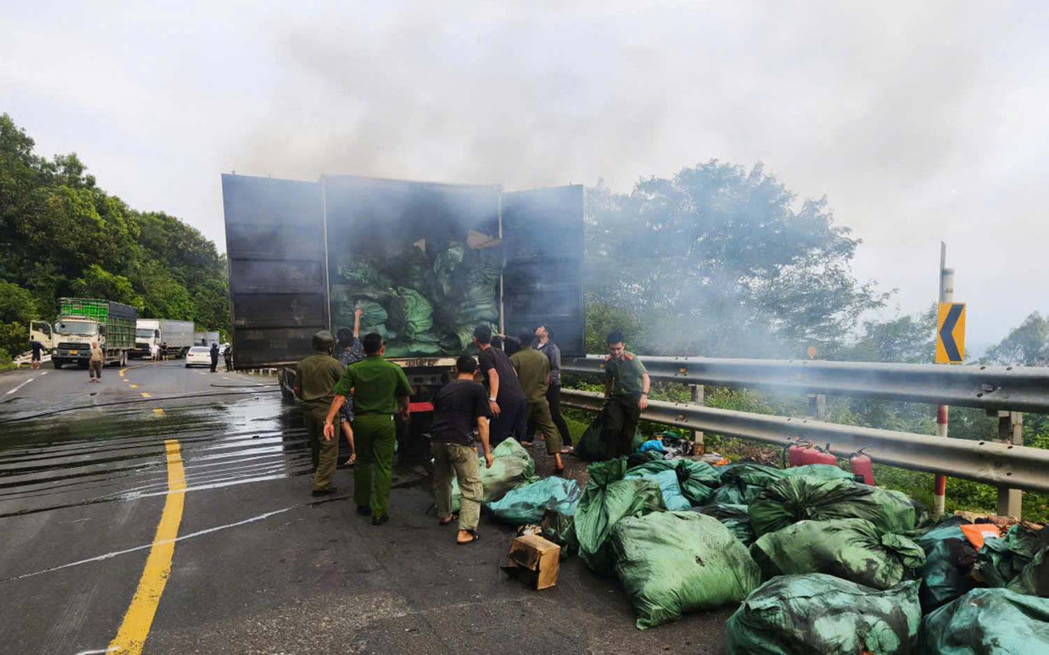 Container truck carrying a lot of goods caught fire while traveling on the National Highway, passing through Khanh Hoa province. Photo: Phuong Linh