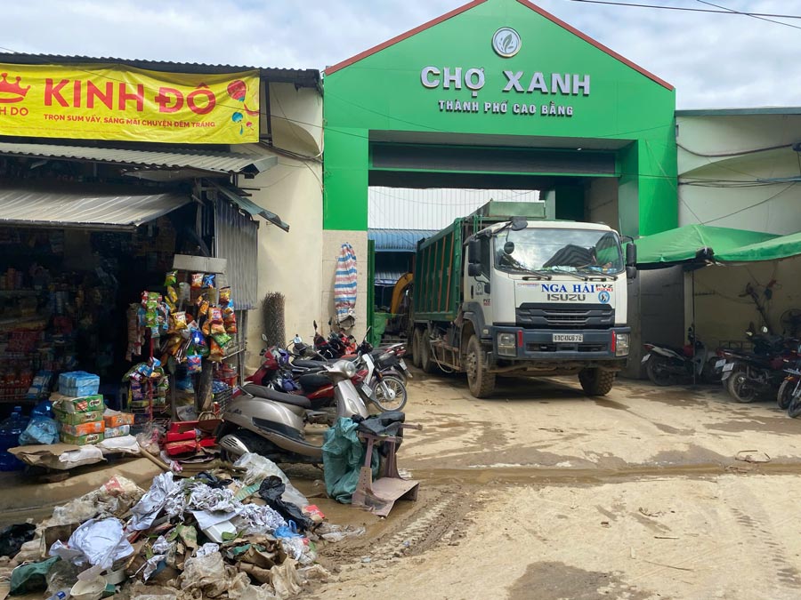 Traders at Xanh Market have not been able to return to normal business after 2 floods. Photo: Tan Van