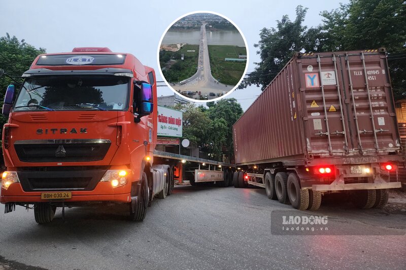 Khu vực đầu cầu Vĩnh Phú đoạn ngã ba giao với đường đê sông Lô và đường tỉnh 306 thường xuyên ùn tắc, nhất là khi các xe đầu kéo tránh nhau. Ảnh: Tô Công.