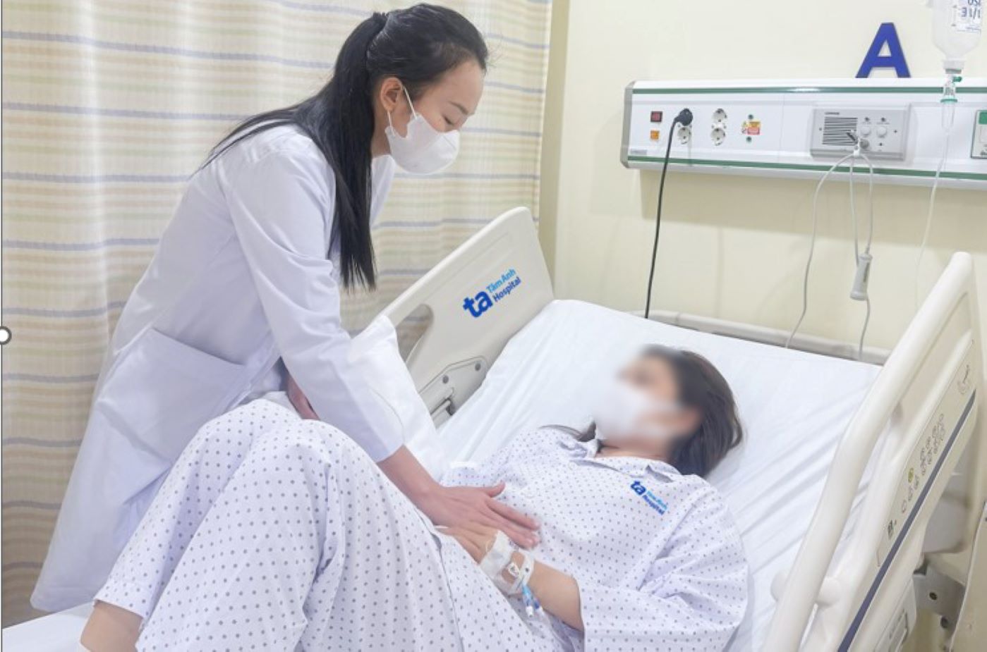 Bac si kham cho benh nhan nghi ngo doc sau an banh mi. Anh: Benh vien cung cap