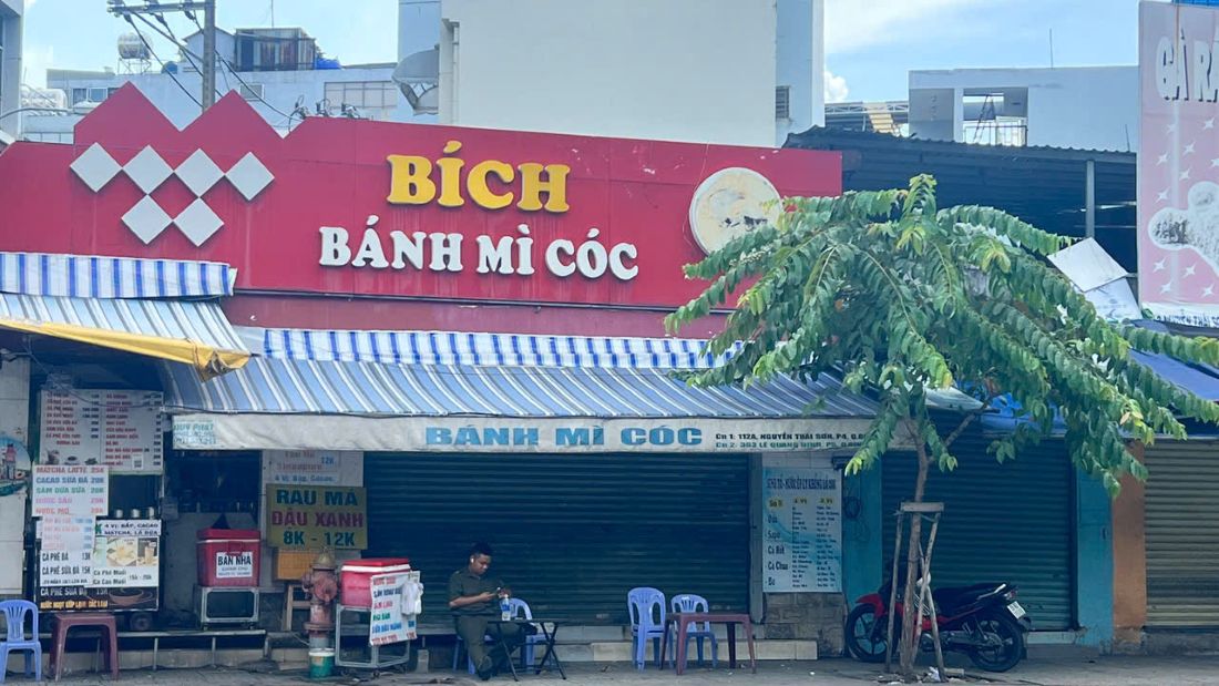 Hang loat nguoi nghi ngo doc thuc pham sau khi an banh mi tai he thong tiem banh mi coc co Bich. Anh: Nguyen Ly