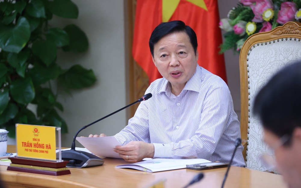Deputy Prime Minister Tran Hong Ha requested a comprehensive assessment of the impact of the policy of limiting or banning vehicles. Photo: VGP