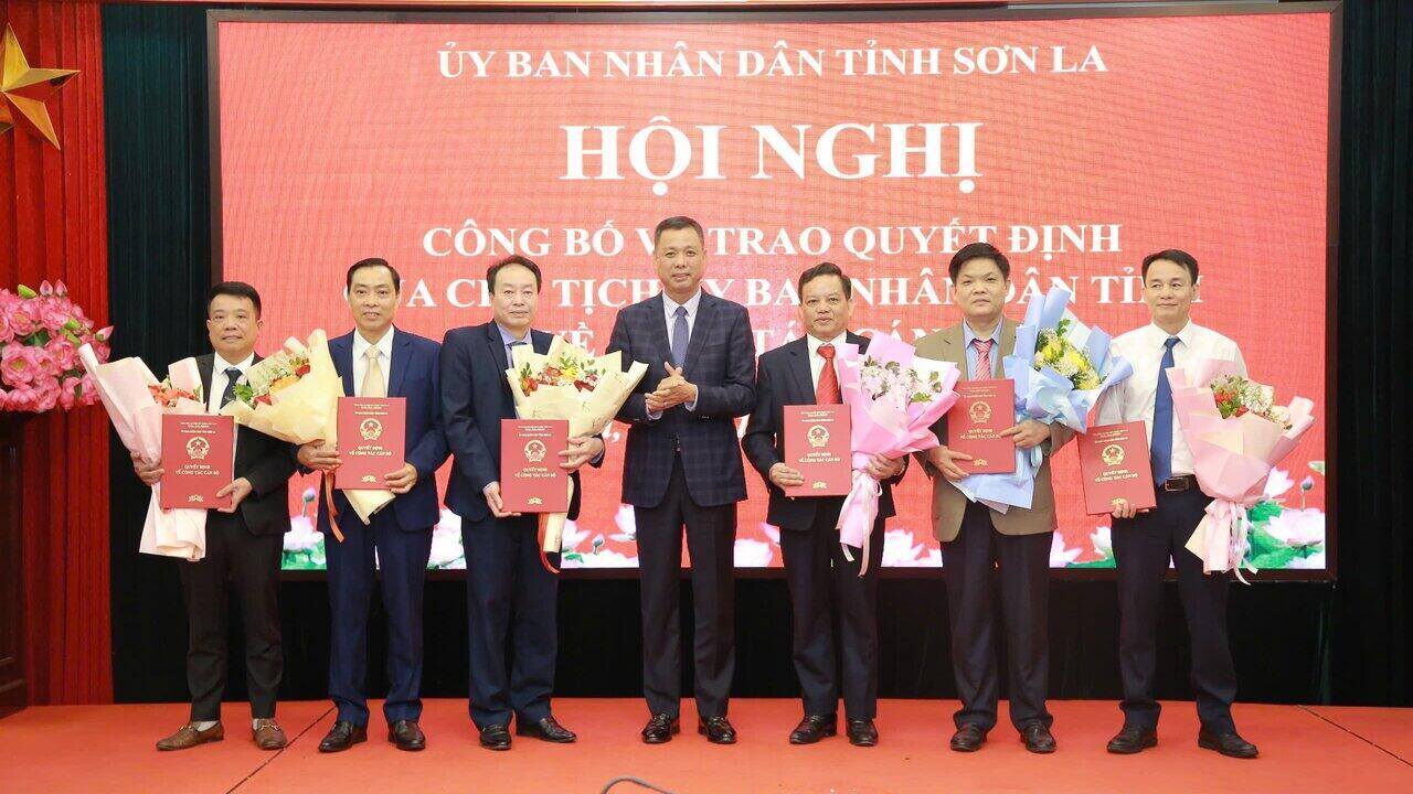 The People's Committee of Son La province held a conference to announce and present the decisions of the Chairman of the Provincial People's Committee on personnel work. Photo: Minh Nguyen