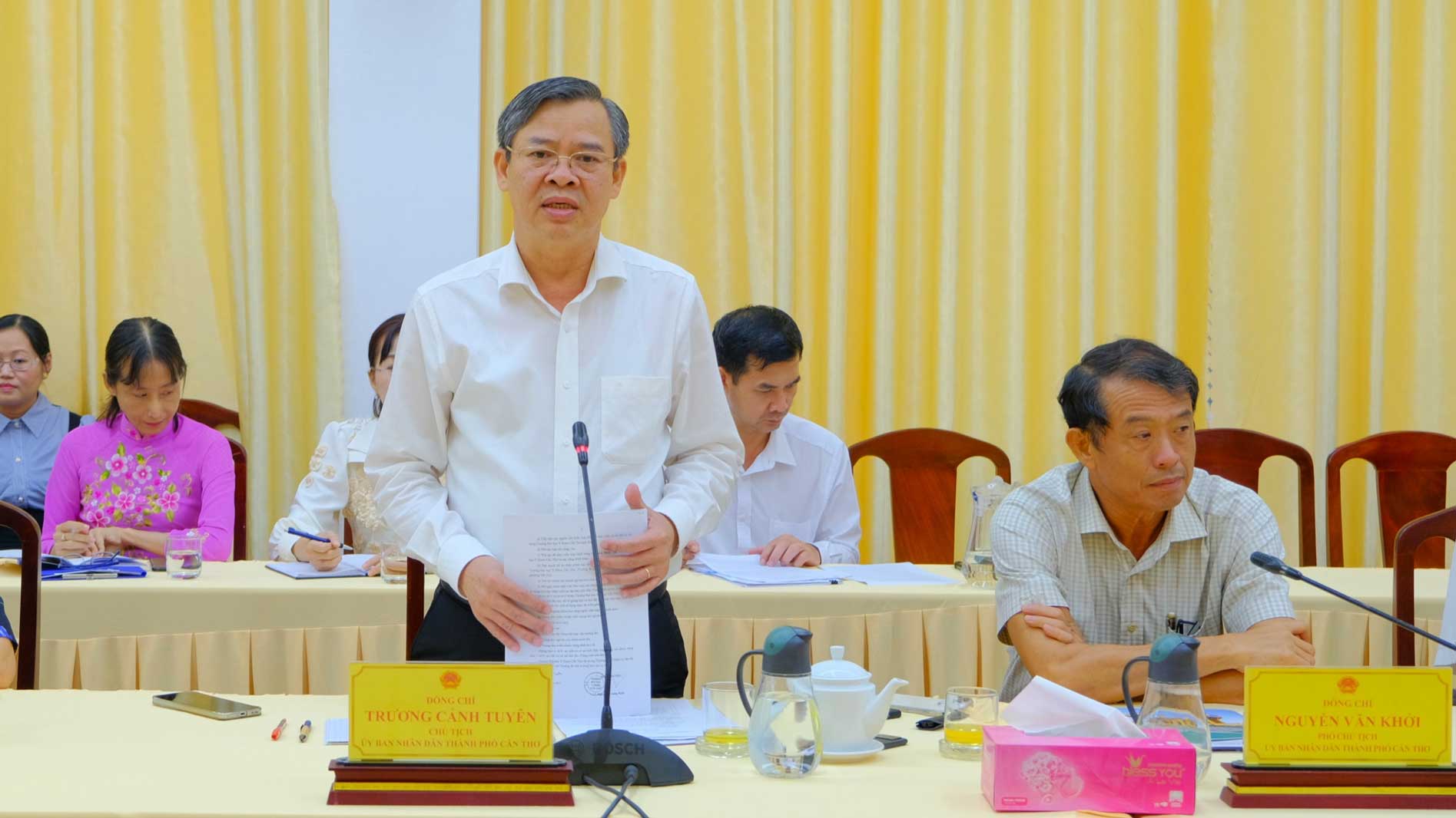 Chu tich UBND TP Can Tho Truong Canh Tuyen phat bieu tai buoi lam viec. Anh: My Ly