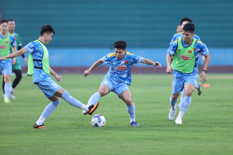 Tuyen Viet Nam da day du quan so va bat dau ren chien thuat som. Do cac cau thu vua thi dau tai V.League nen van duy tri duoc phong do va cam giac bong. 