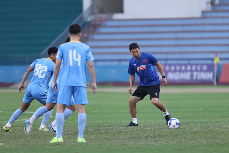 Chieu 11.11, doi tuyen Viet Nam co buoi tap dau tien tai Phu Tho. Huan luyen vien Kim Sang-sik da truc tiep thi pham cho cac hoc tro. 