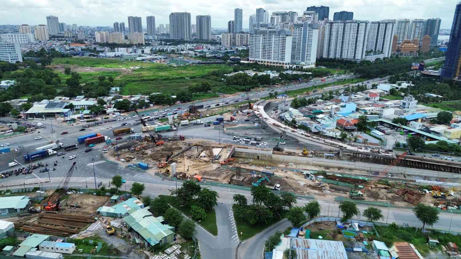 Construction of An Phu intersection at the eastern gateway of Ho Chi Minh City. Photo: Anh Tu