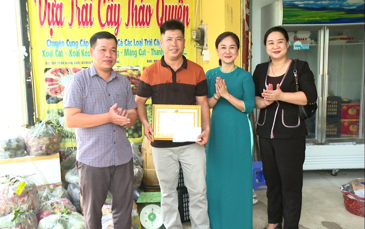 프엉 씨는 한국인 관광객이 푸 여행 중 길 잃은 어머니를 찾도록 도왔습니다.