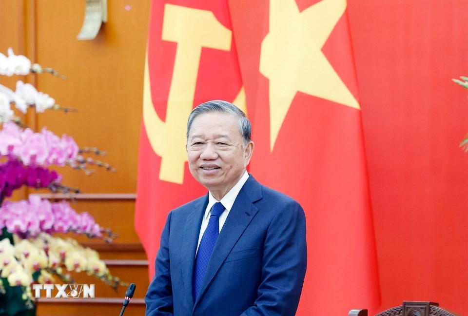 Hoat dong gap mat cua Tong Bi thu dung vao dip 1 nam so ket trien khai luc luong tham gia bao ve an ninh, trat tu o co so. Anh: TTXVN