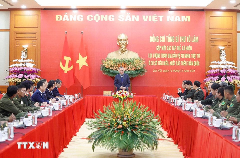 Chieu 11/11, tai Tru so Trung uong Dang, Tong Bi thu To Lam gap mat than mat cac tap the, ca nhan thuoc luc luong tham gia bao ve an ninh, trat tu o co so tieu bieu, xuat sac tren toan quoc.  