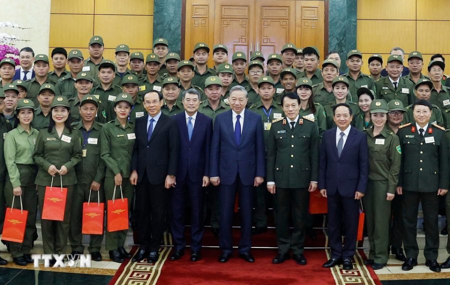 Tong Bi thu To Lam va cac lanh dao Dang, Nha nuoc voi cac dai bieu. Anh: TTXVN