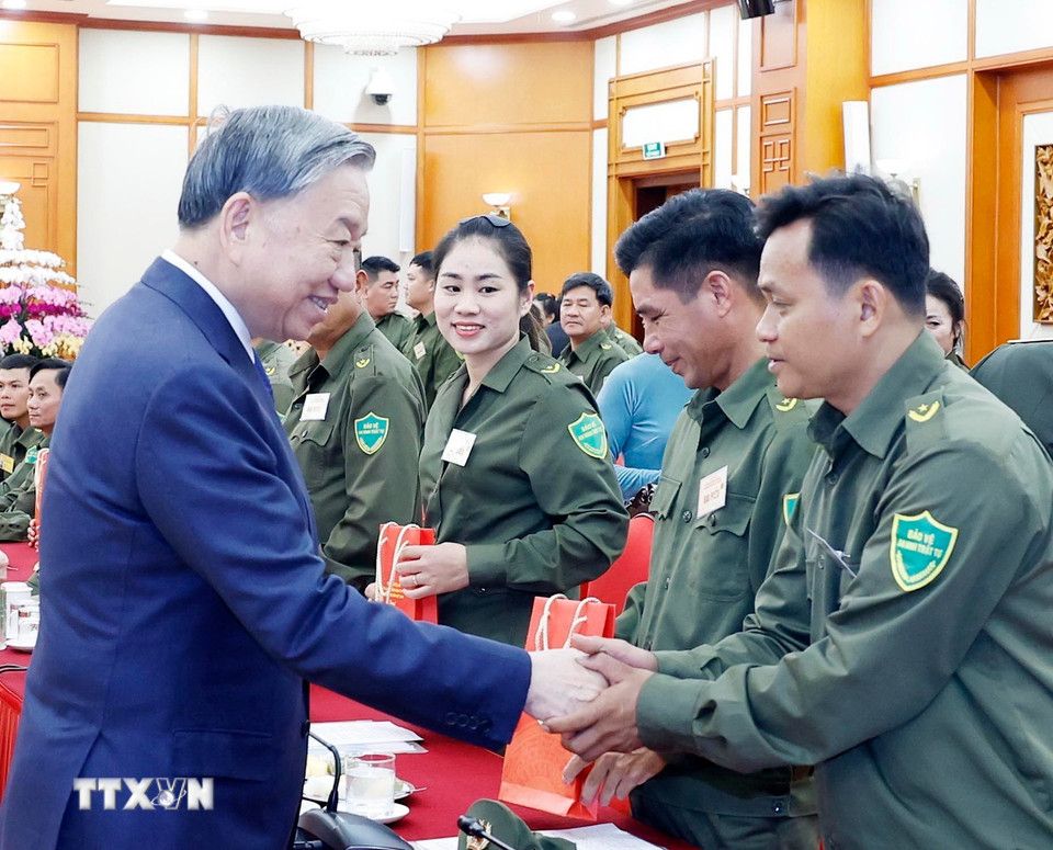 Tong Bi thu To Lam tang qua cho cac dai bieu. Anh: TTXVN