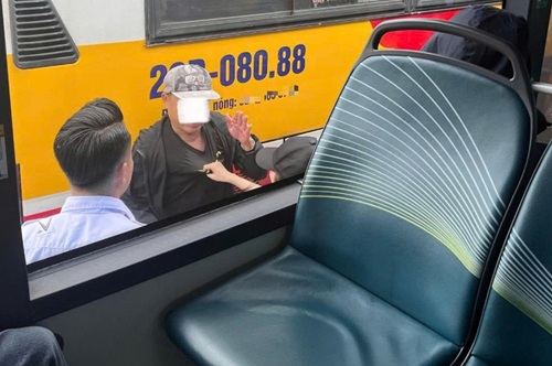 Thiếu nữ 17 tuổi dũng cảm khống chế kẻ sàm sỡ tại bến xe Mỹ Đình. Ảnh người dân cung cấp