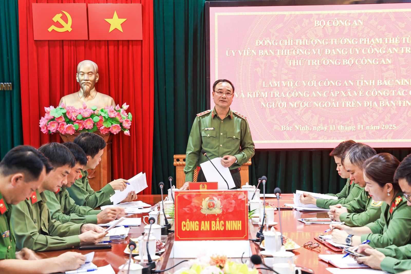 Thượng tướng Phạm Thế Tùng - Thứ trưởng Bộ Công an phát biểu chỉ đạo tại  buổi làm việc. Ảnh: Công an Bắc Ninh

