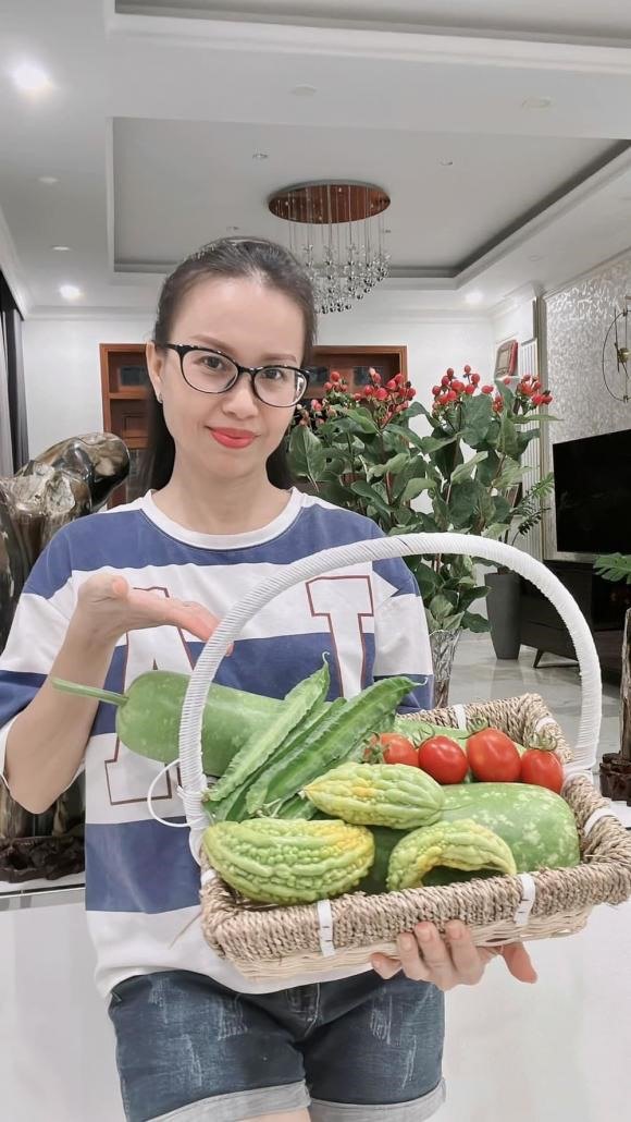 Cam Ly thu hoach cay trai trong san vuon. Anh: Nhan Pham.