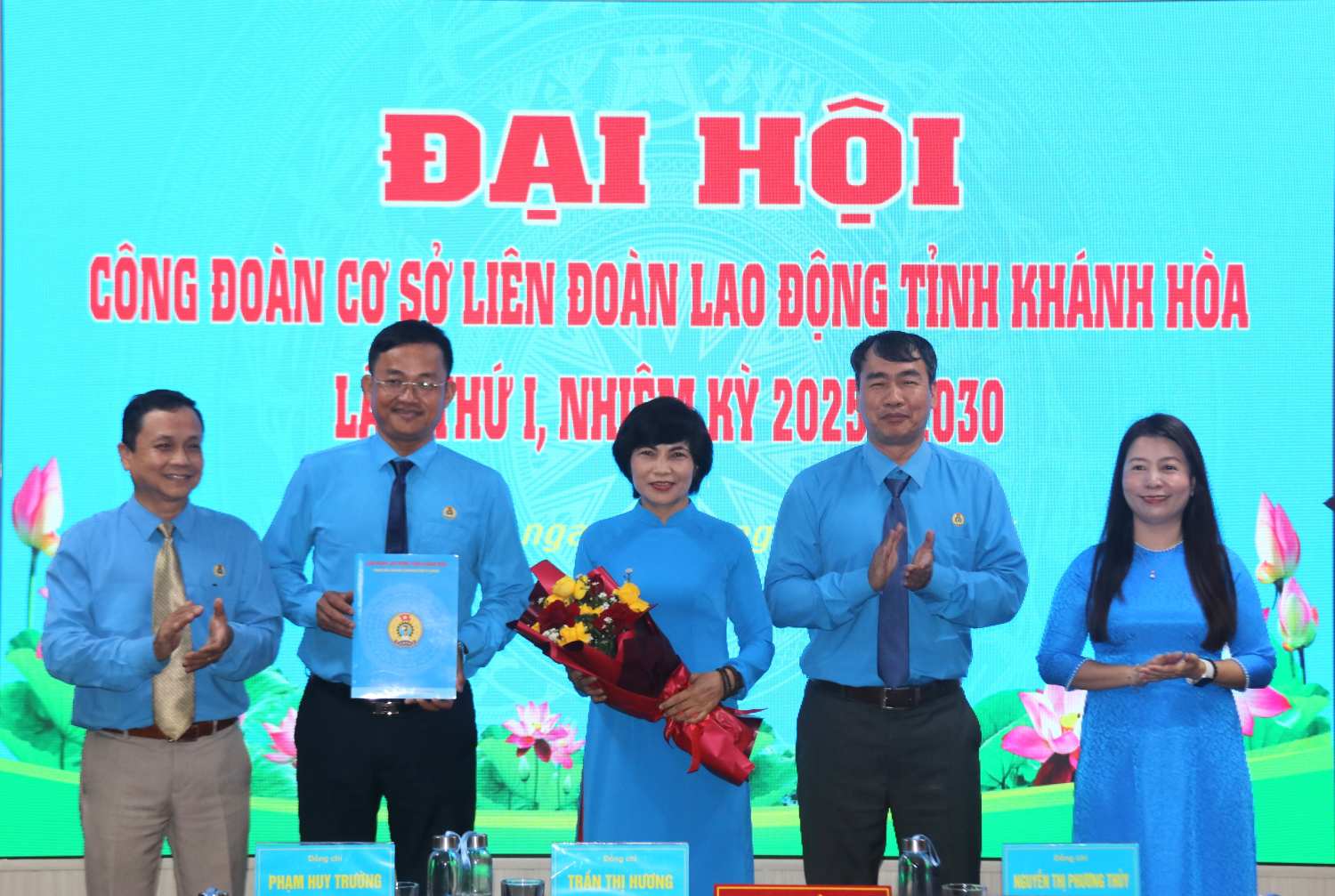 The Executive Committee of the Khanh Hoa Provincial Federation of Labor's Trade Union for the 2025-2030 term was introduced at the Congress. Photo: Phuong Linh