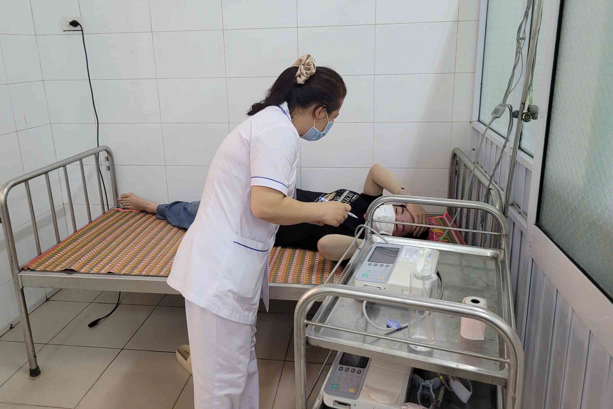 One of 13 workers suspected of food poisoning is being treated at Huong Tra Medical Center. Photo: Phuc Dat.