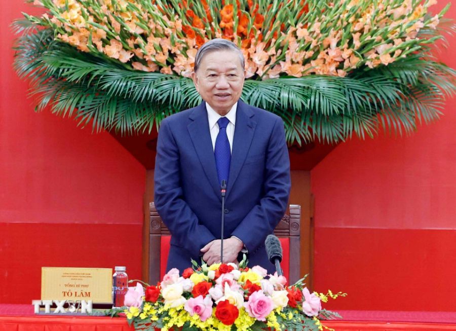 El Secretario General To Lam pidio que se preste atencion y se apoye gradualmente en los regimenes y politicas para las fuerzas que participan en la tarea de garantizar la seguridad y el orden en las instalaciones. Foto: TTXVN