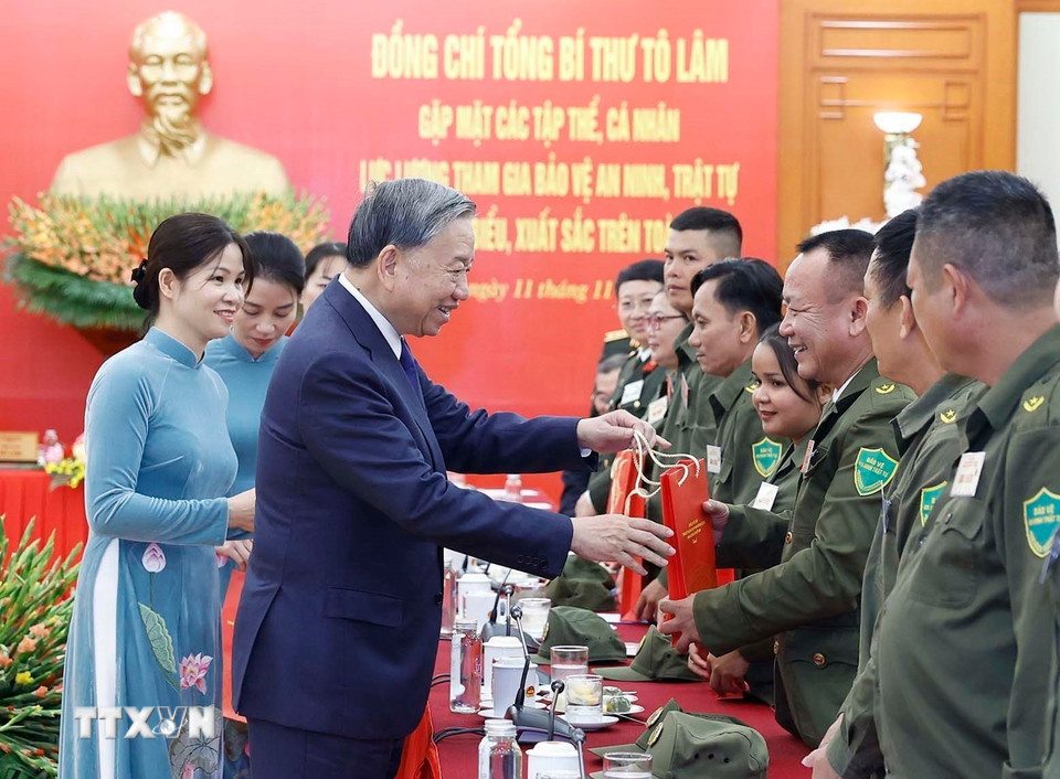 Tong Bi thu To Lam tang qua cac dai bieu tieu bieu tham gia bao ve an ninh, trat tu o co so. Anh: TTXVN 