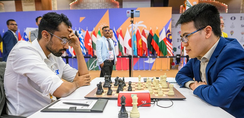 Le Quang Liem (right) played his first standard match in round 4 of the 2025 World Cup. Photo: FIDE