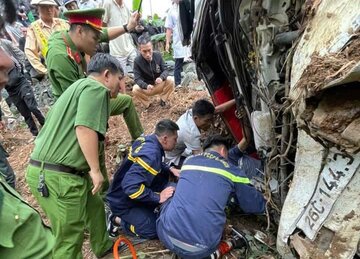 The authorities rescued people trapped in a truck in distress on National Highway 6 through Cun slope. Photo: Phu Tho Police